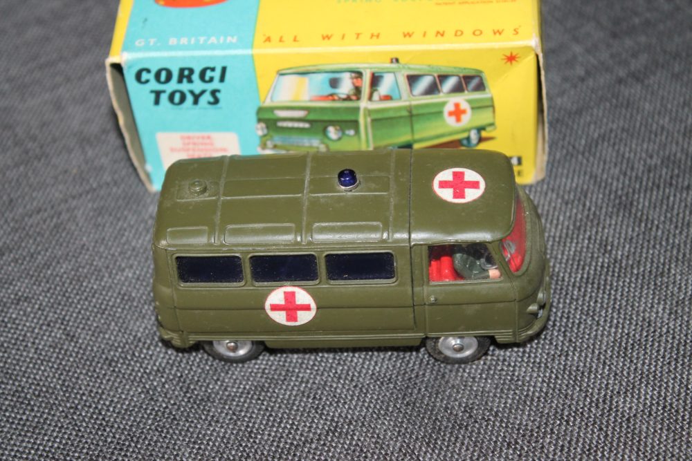 m-sideilitary-ambulance-corgi-toys-354
