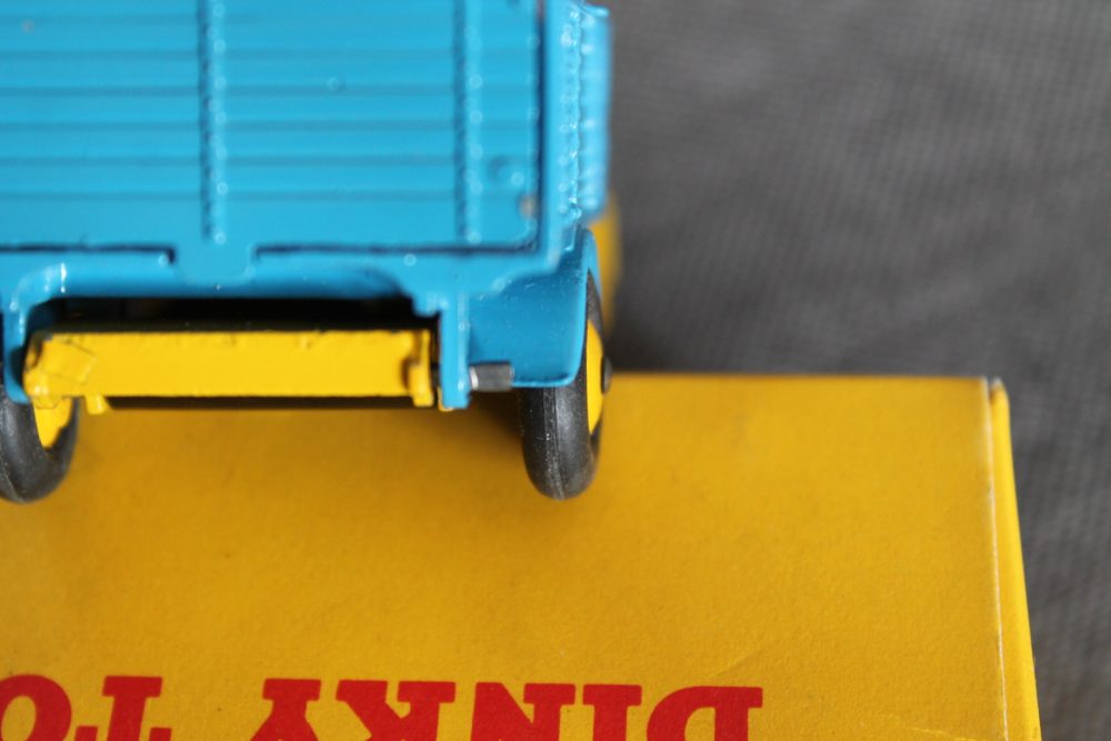 bedford-end-tipper-yellow-blue-dinky-toys-410-right-rear-arch