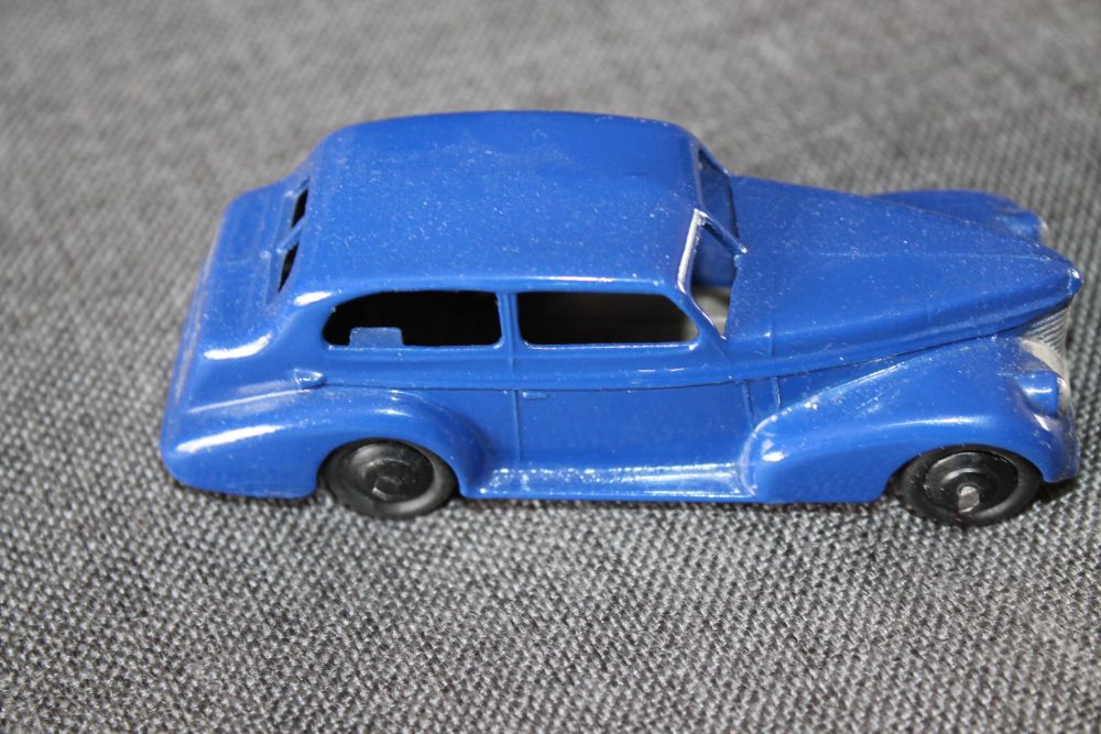 oldsmobile-violet-blue-dinky-toys-039b-side