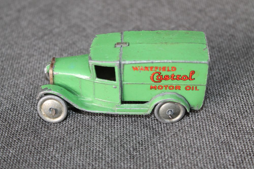 pre-war-delivery-van-28-series-wakefield-castrol-dinky-toys-028m