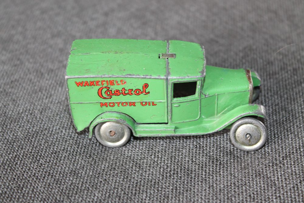 pre-war-delivery-van-28-series-wakefield-castrol-dinky-toys-028m-side