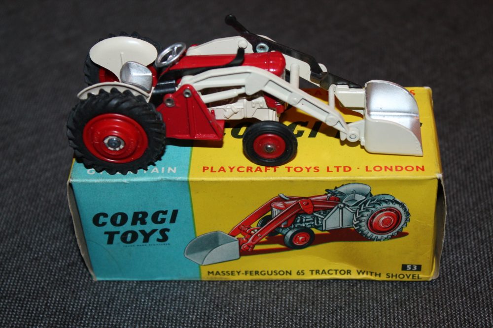 massey-ferguson-65-tractor-and-shovel-corgi-toys-053-side