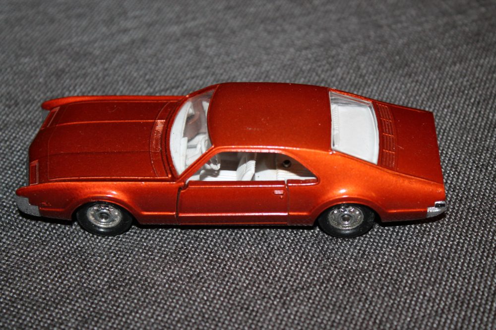 oldsmobile-toranado-metallic-orange-solido-toys-150-left-side