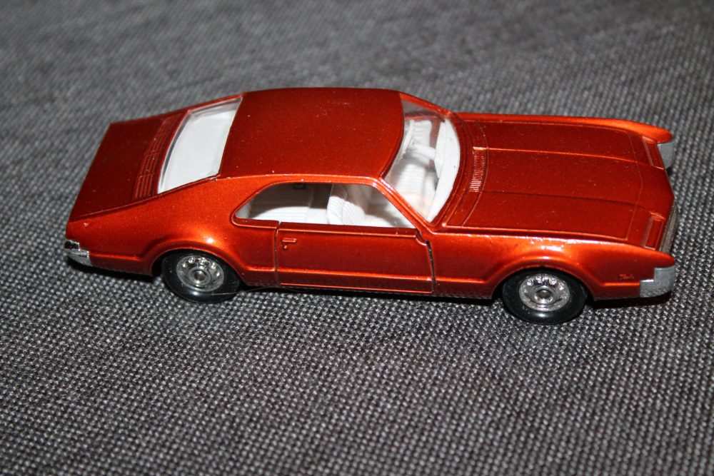 oldsmobile-toranado-metallic-orange-solido-toys-150-right-side