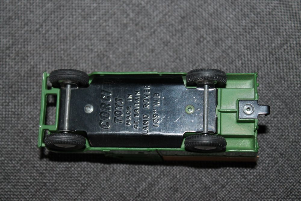 land-rover-green-and-tan-tilt-corgi-toys-406-base
