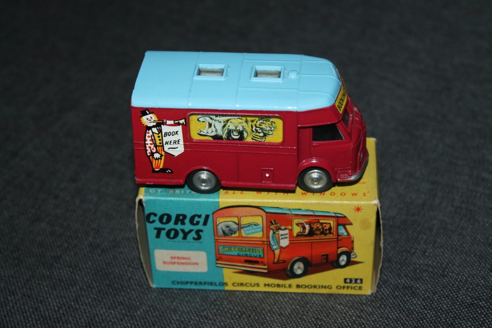 chipperfields-circus-booking-office-corgi-toys-426-side