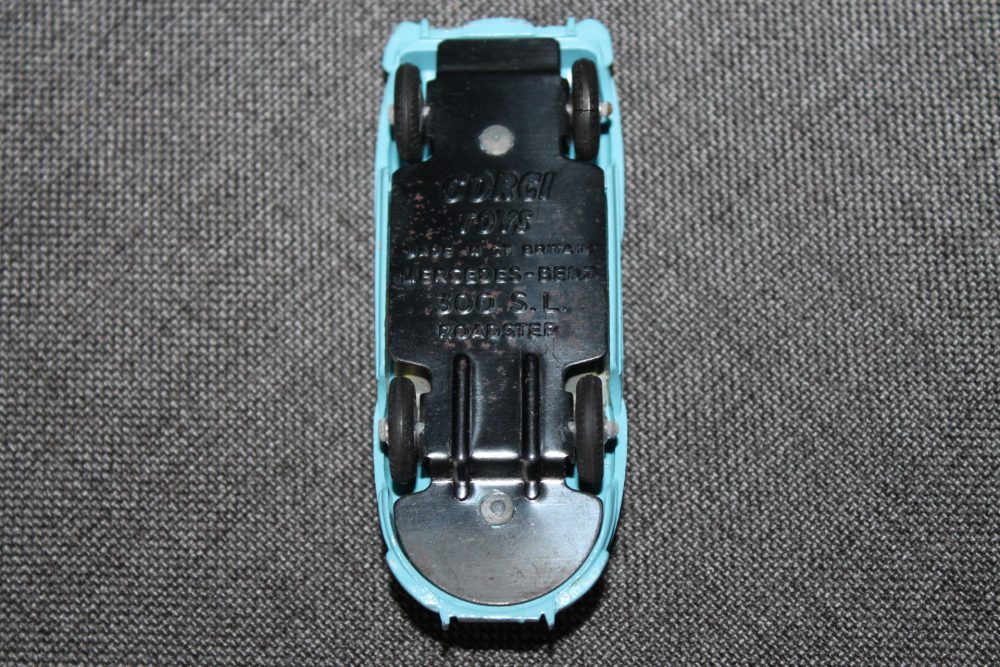 mercedes-benz-roadster-blue-and-yellow-interior-corgi-toys-303s-base