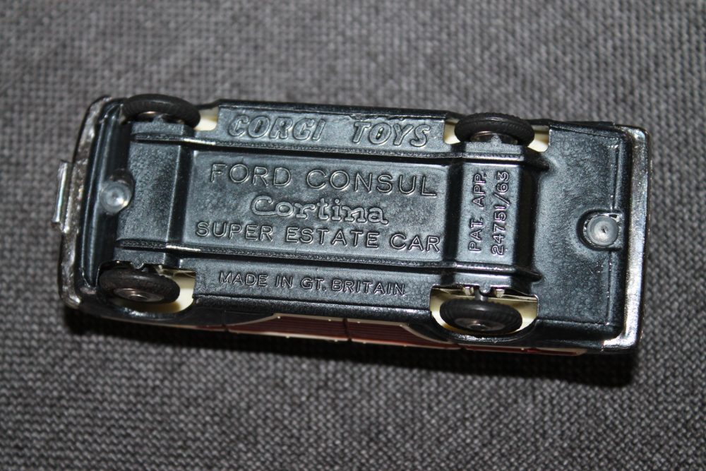ford-cortina-estate-graphite-grey-corgi-toys-491-base