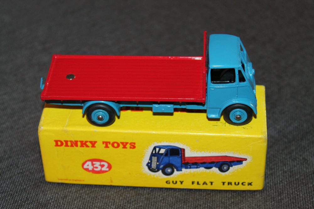guy-flatbed-mid-blue-red-rivet-back-dinky-toys-432-side