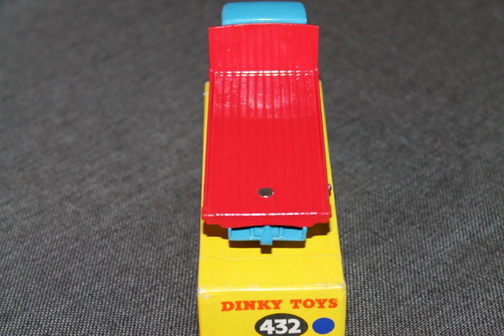 guy-flatbed-mid-blue-red-rivet-back-dinky-toys-432-back