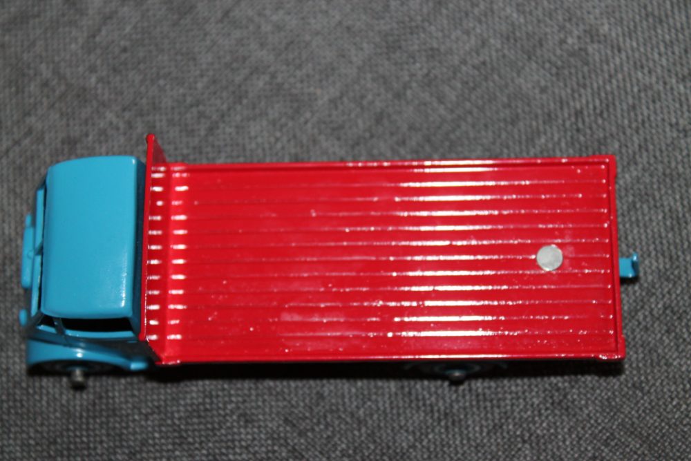 guy-flatbed-mid-blue-red-rivet-back-dinky-toys-432-top