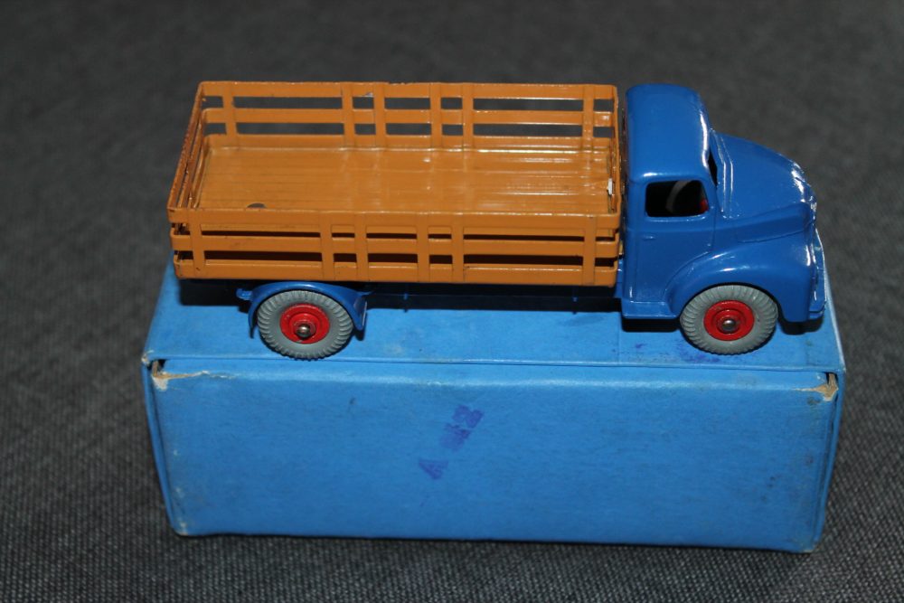 comet-stake-lorry-blue-and-brown-dinky-toys-531-side