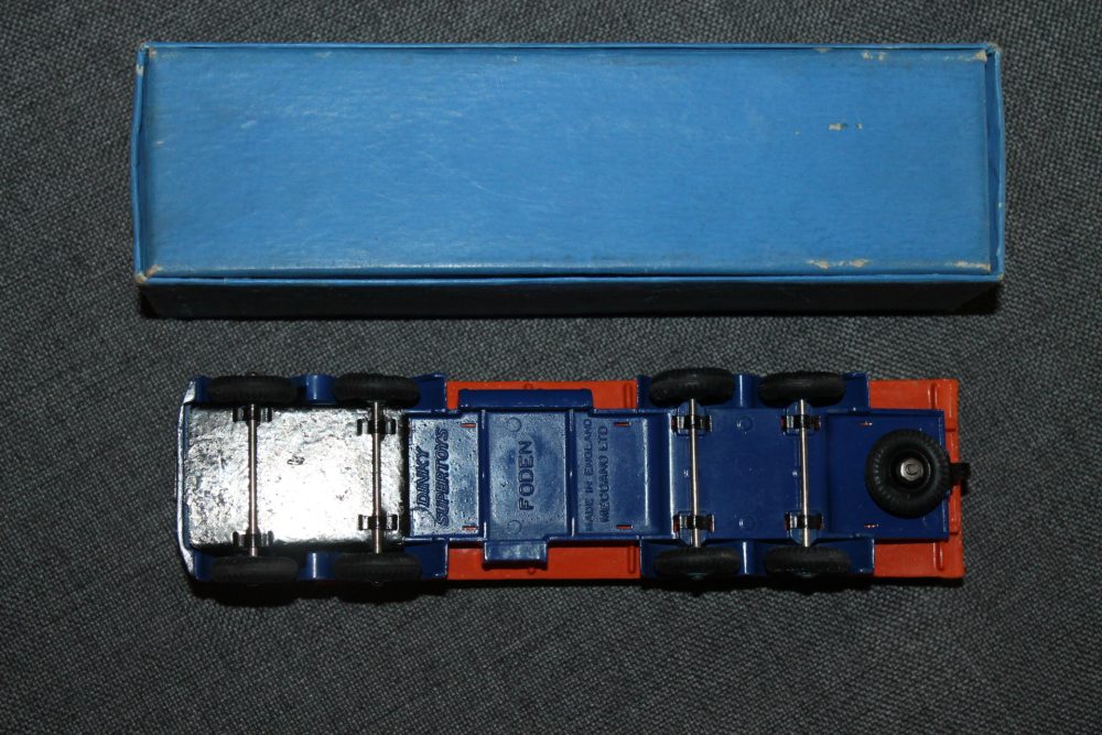 foden-1st-cab-tailboard-violet-blue-andorange-dinky-toys-503-base