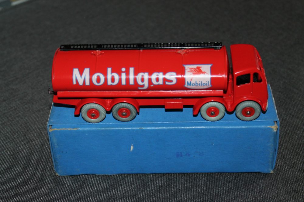 foden-2nd-cab-mobilgas-tanker-1st-issue-dinky-toys-504-side