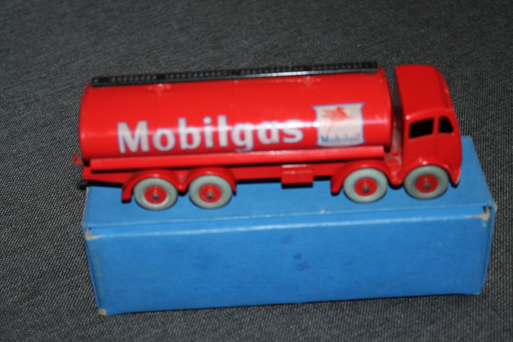 foden-mobilgas-tanker-1st-issue-dinky-toys-504-side