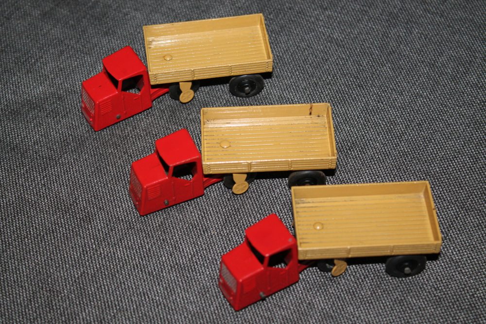 mechanical-horse-trade-box-of-three-red-and-tan=dinky-toys-33w-leftside