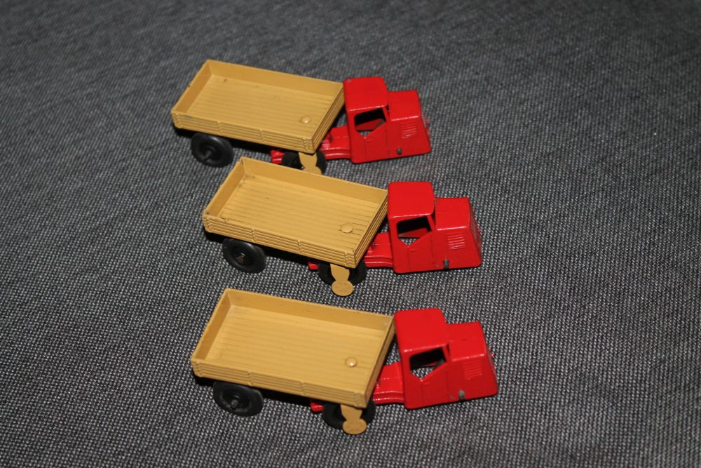 mechanical-horse-trade-box-of-three-red-and-tan=dinky-toys-33w-rightside