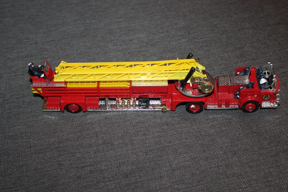 a-right-sidemerican-le-france-aerial-rescue-truck-corgi-toys-1143