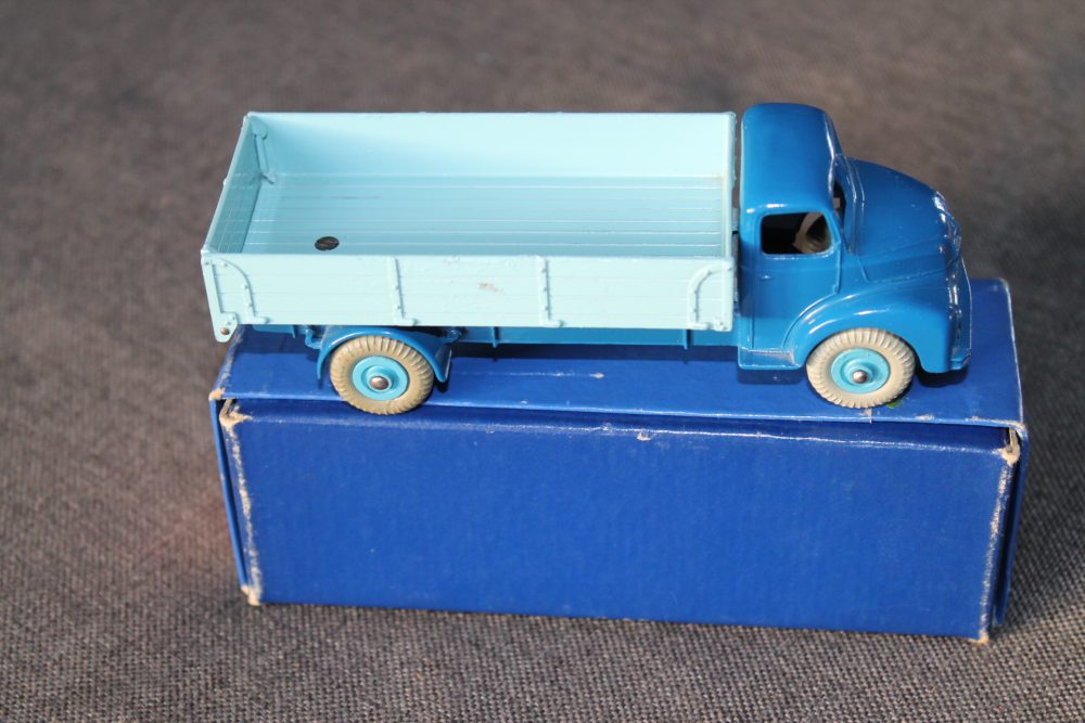 leyland-comet-lorry-blue-and-pale-blue-dinky-toys-532-side