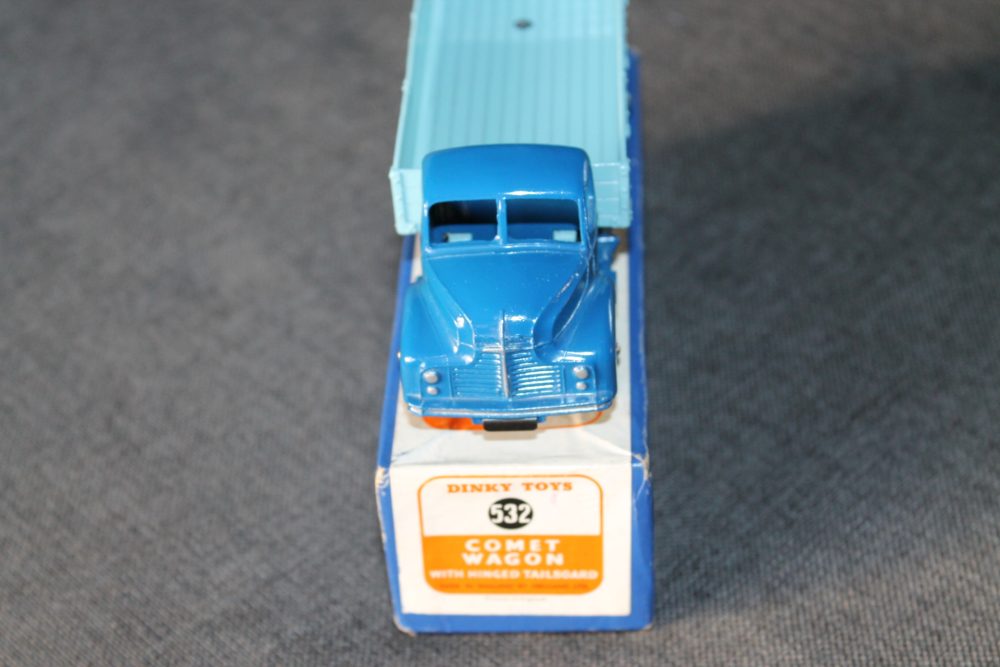 leyland-comet-lorry-blue-and-pale-blue-dinky-toys-532-front
