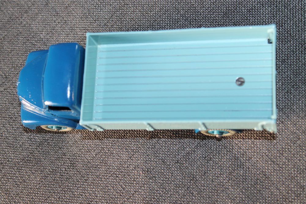 leyland-comet-lorry-blue-and-pale-blue-dinky-toys-532-top