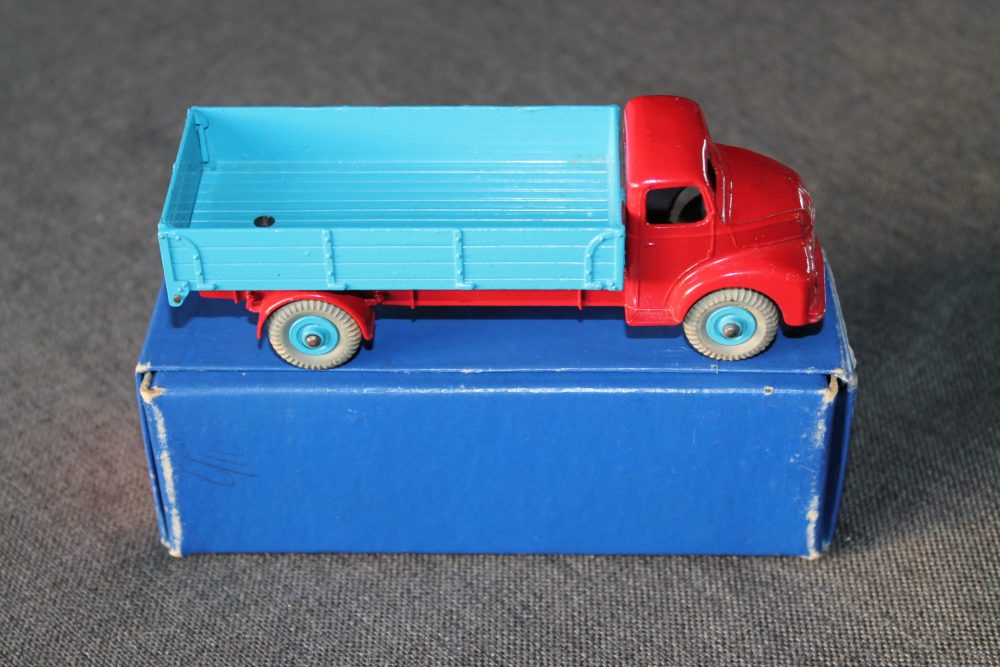 leyland-comet-wagon-red-and-mid-blue-rare-blue-st-wheels-dinky-toys-532-side