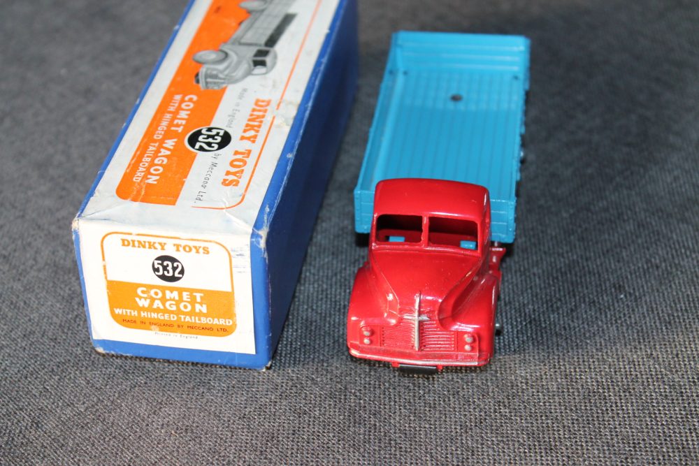 leyland-comet-wagon-red-and-mid-blue-rare-blue-st-wheels-dinky-toys-532-front