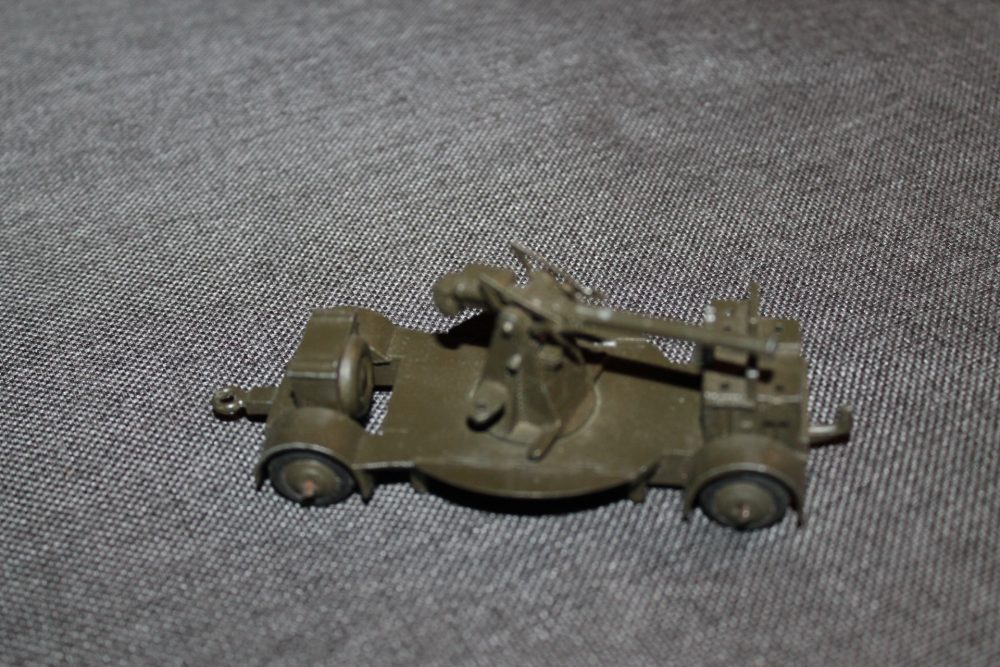 anti-aircraft-gun-on-trailer-dinky-toys-161b-side