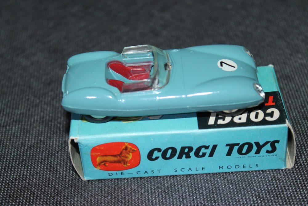 lotus-mark-eleven-le-mans-racing-car-corgi-toys-151-side