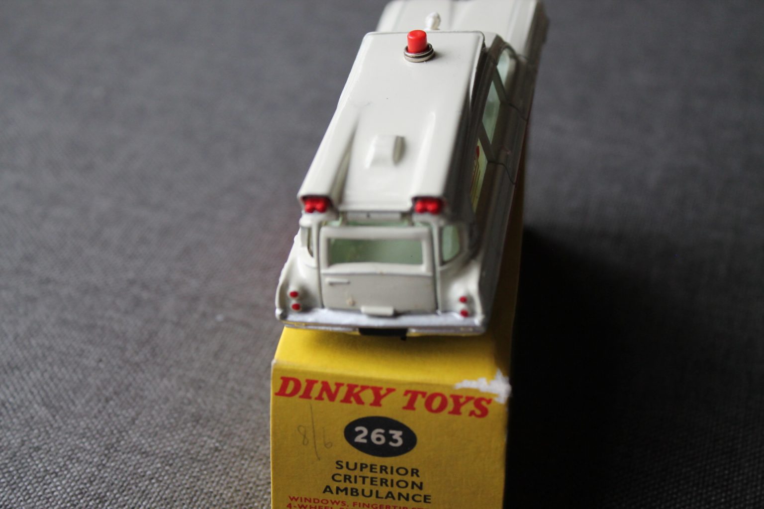 Voiture Dinky Toys Ghostbuster Corbillard Ambulance - échelle 1:43 - Occasion à Restaurer