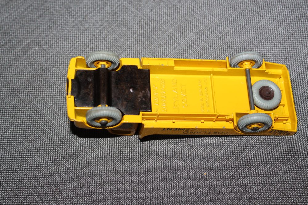 leyland cement lorry yellow dinky toys 533 base