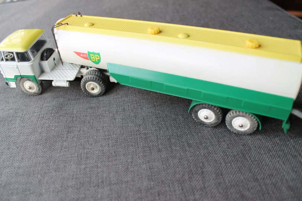 unic articulated petrol tanker bp french dinky toys 887 left side
