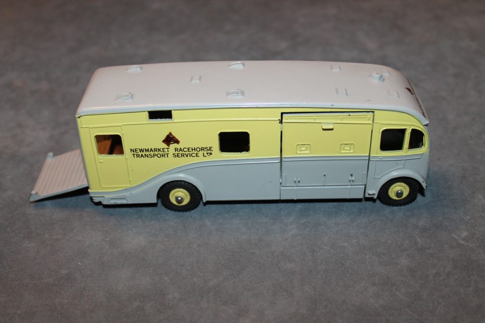 newmarket racehorse transporter dinky toys 979 side
