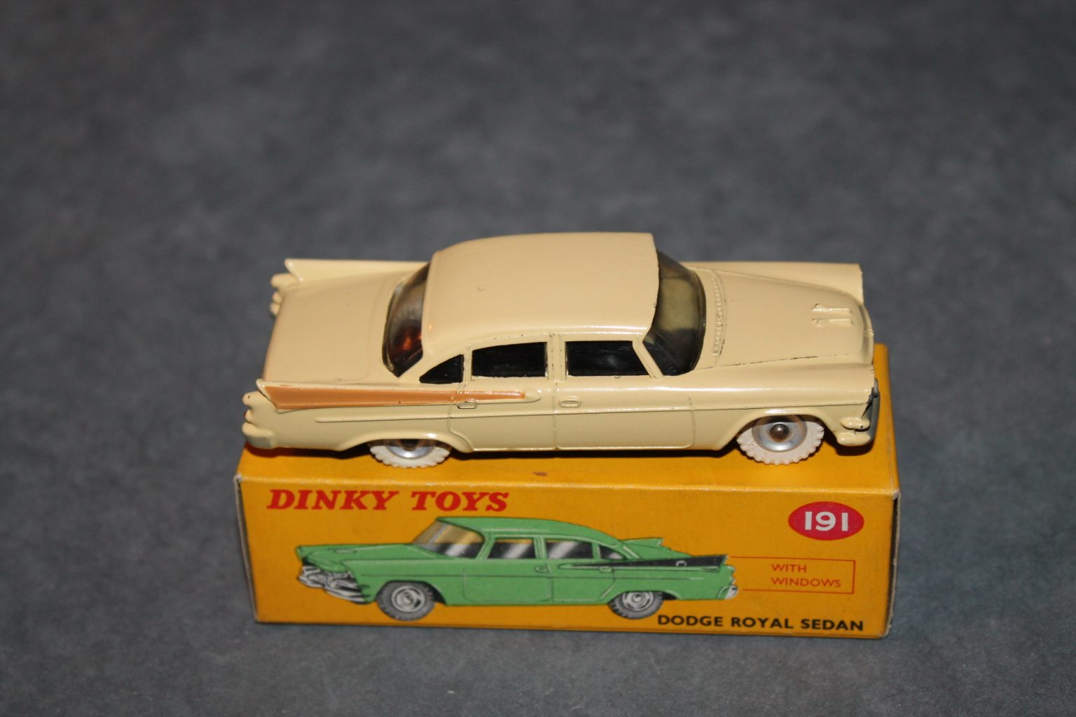Dinky Toys 191 Dodge Royal Sedan - Voiture Miniature Made In England - Échelle 1:43