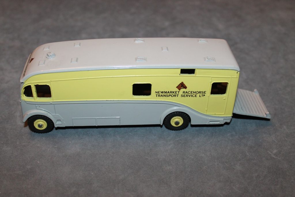 Dinky Toys 979 'Newmarket' Racehorse Transporter Diecast