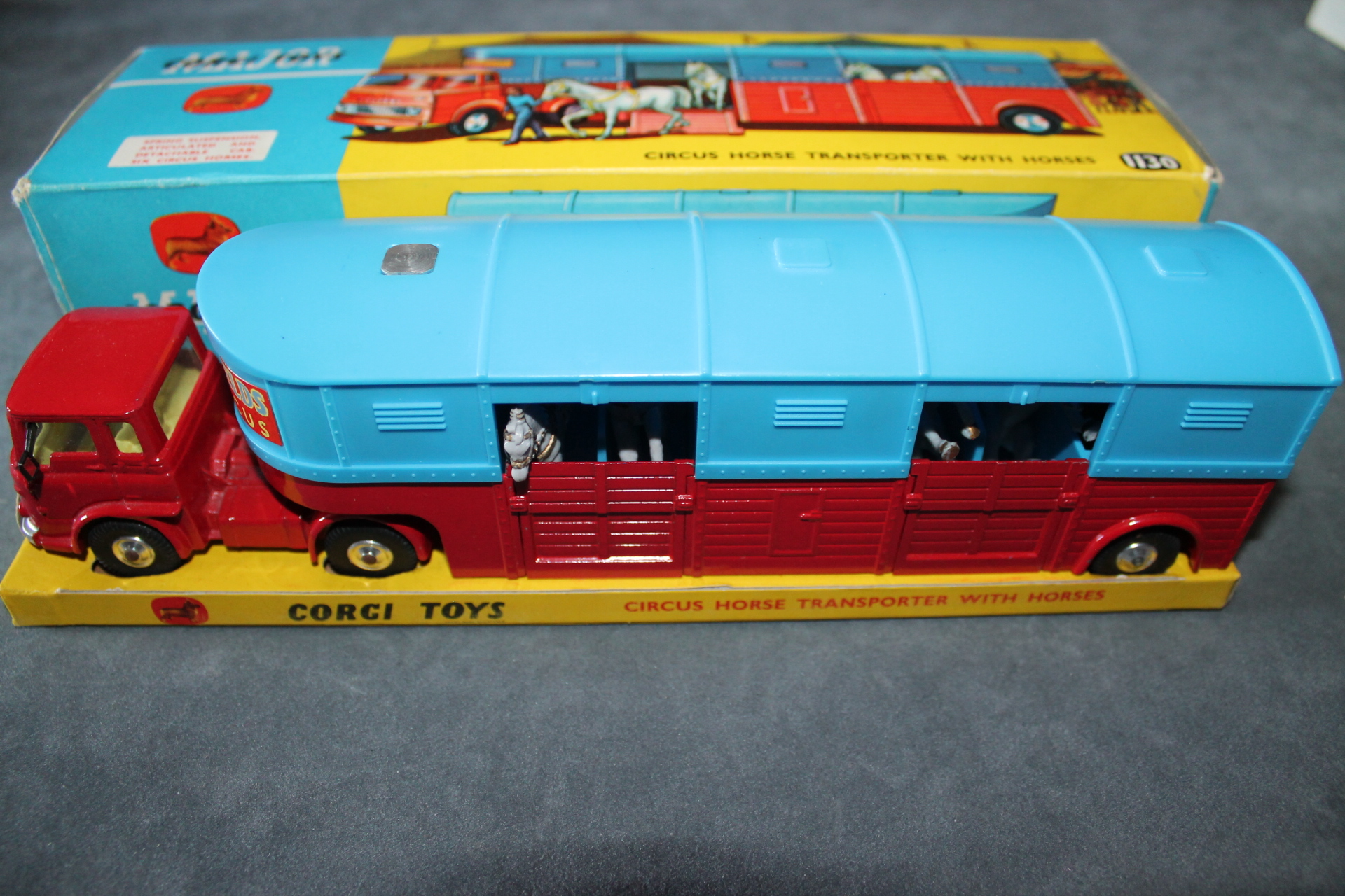 Corgi n° 503 Circus Girafe Transporter with giraffes 1/43
