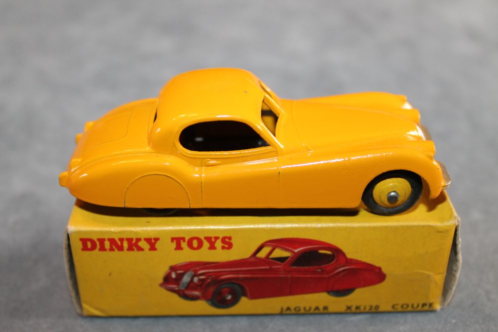 jaguar xk120 yellow dinky toys 157 side