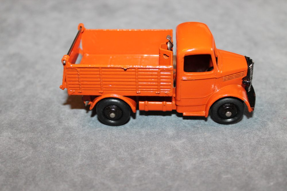 bedford tipper truck orange dinky toys 25m side