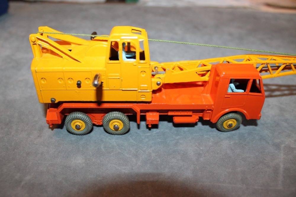 20 ton coles mounted crane lorry dinky toys 972-right-side