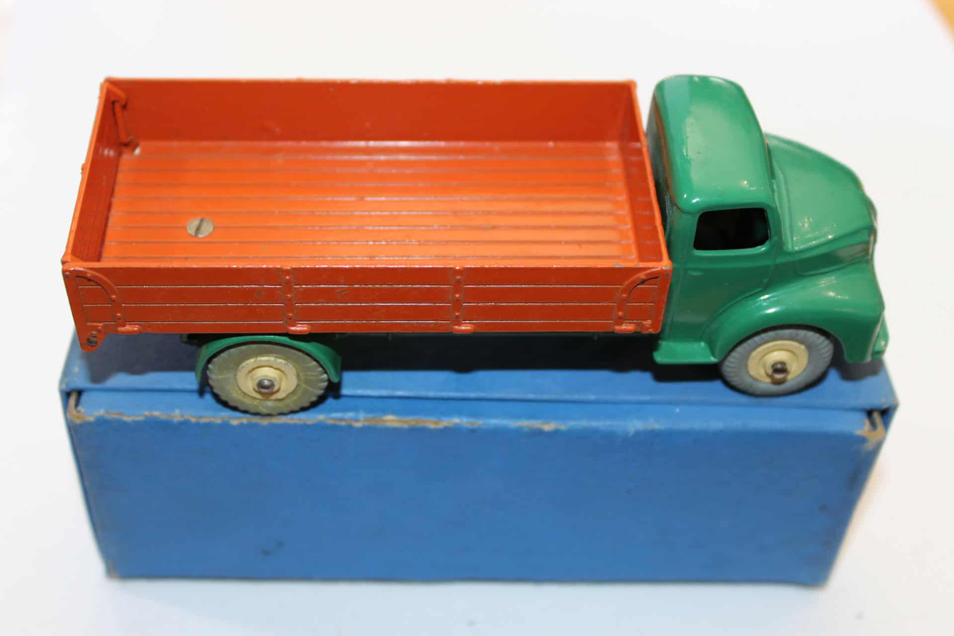 Vintage Dinky Toys 532 Comet Wagon with Tailboard, green and orange model.