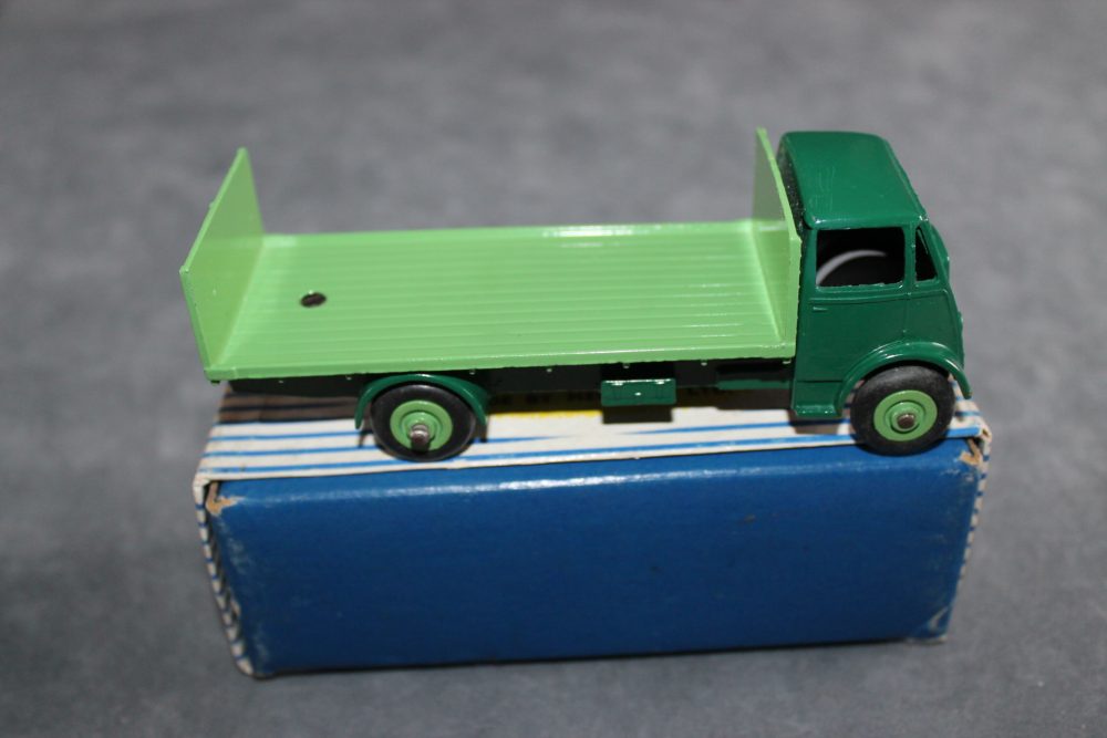 guy tailboard lorry dinky toys 513 side