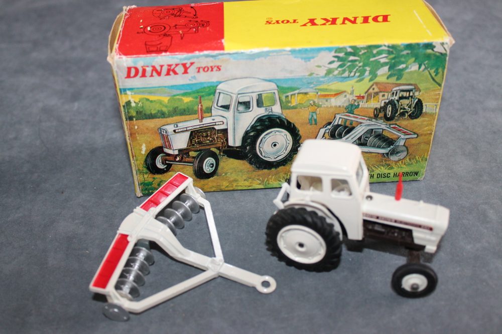 david brown tractor and disc harrow dinky toys 325 side
