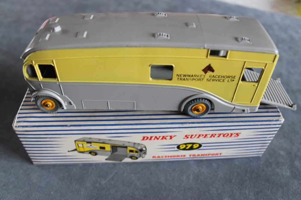 newmarket racehorse transporter dinky toys 979