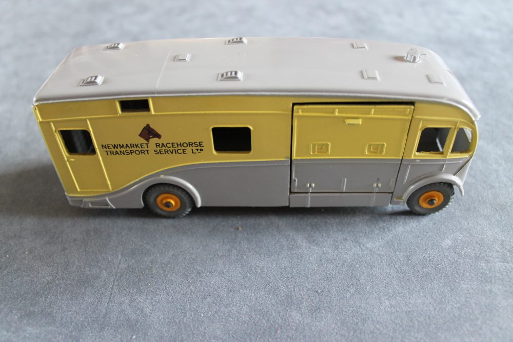 newmarket racehorse transporter dinky toys 979 right side