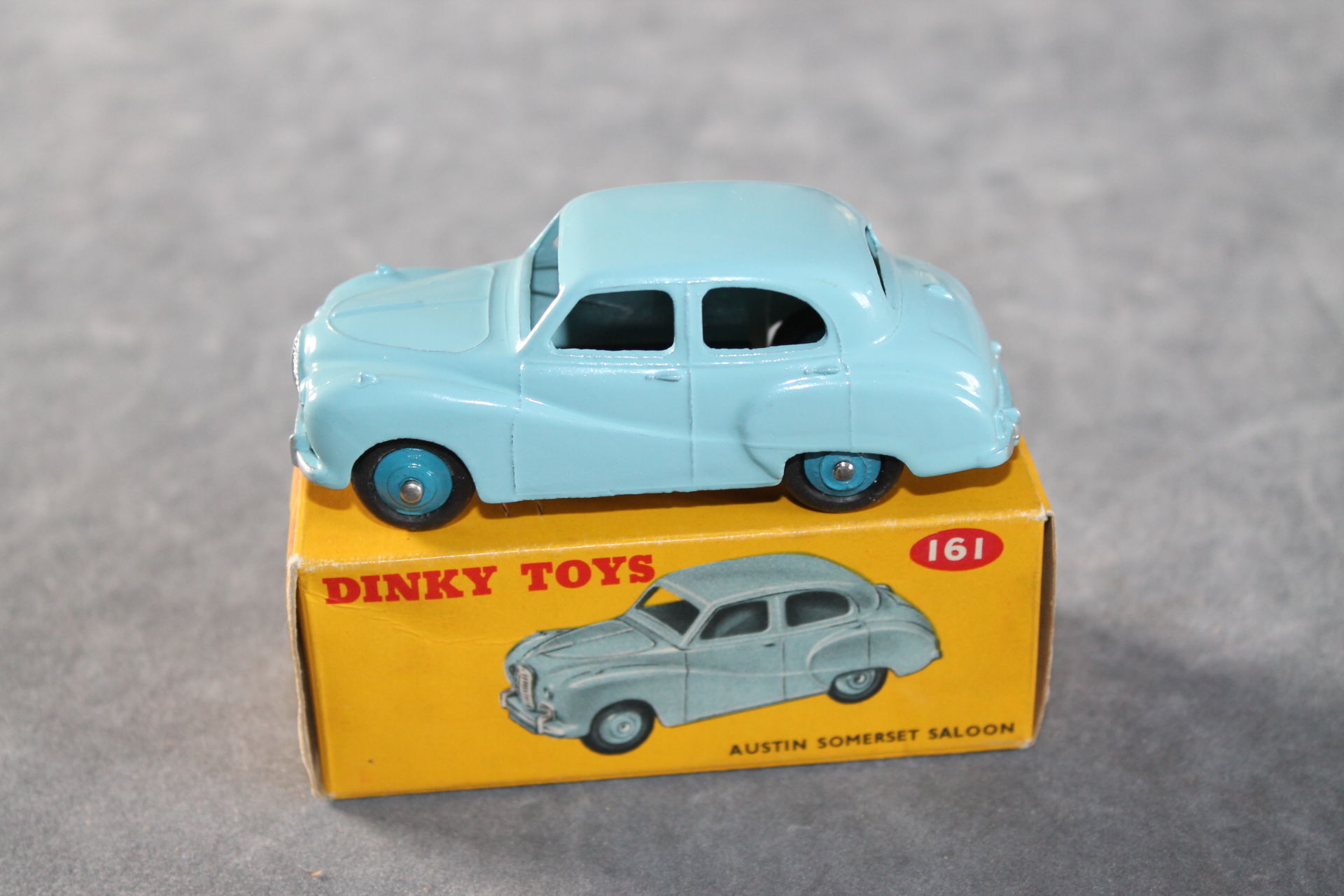 DINKY TOYS 161 AUSTIN SOMERSET SALOON + BOITE D'ORIGINE