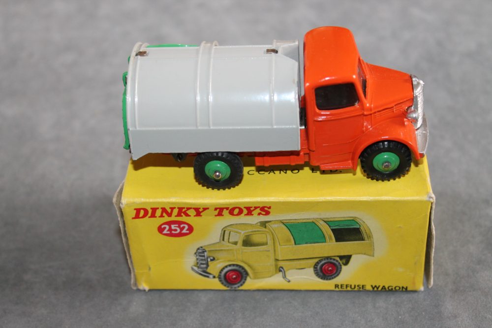 bedford refuse wagon dinky toys 252 side
