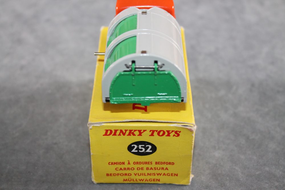 bedford refuse wagon dinky toys 252 back