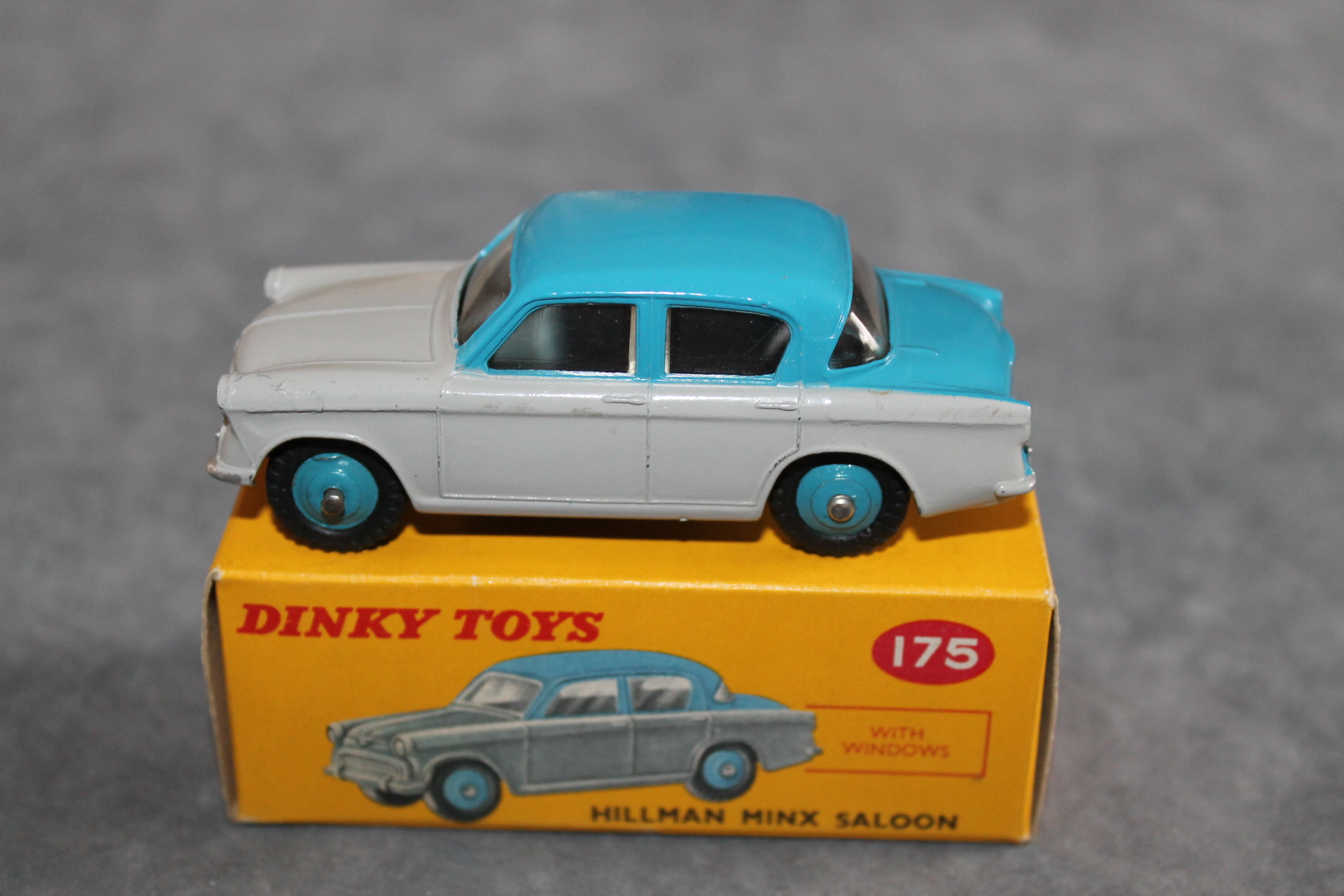 DINKY TOYS ENGLAND - Hillman Minx - vert et beige - En boite
