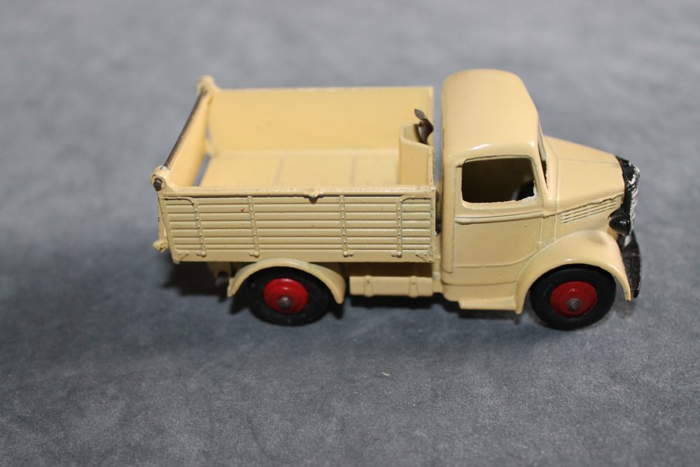 bedford end tipper cream dinky toys 25m side