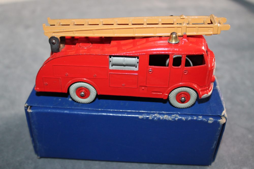 fire engine with brown extending ladder dinky toys 555 side